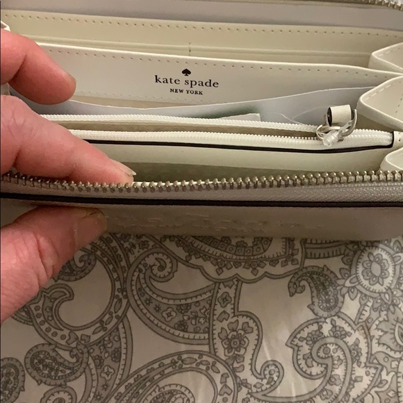 NWT Kate Spade neda embossed logo silver wallet - Picture 4 of 4